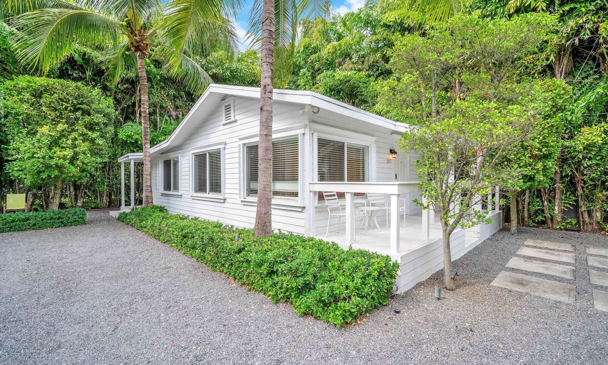 Southwest Coconut Grove House | Cozy Renovated Key West 2/1 Cottage in Coco Grove