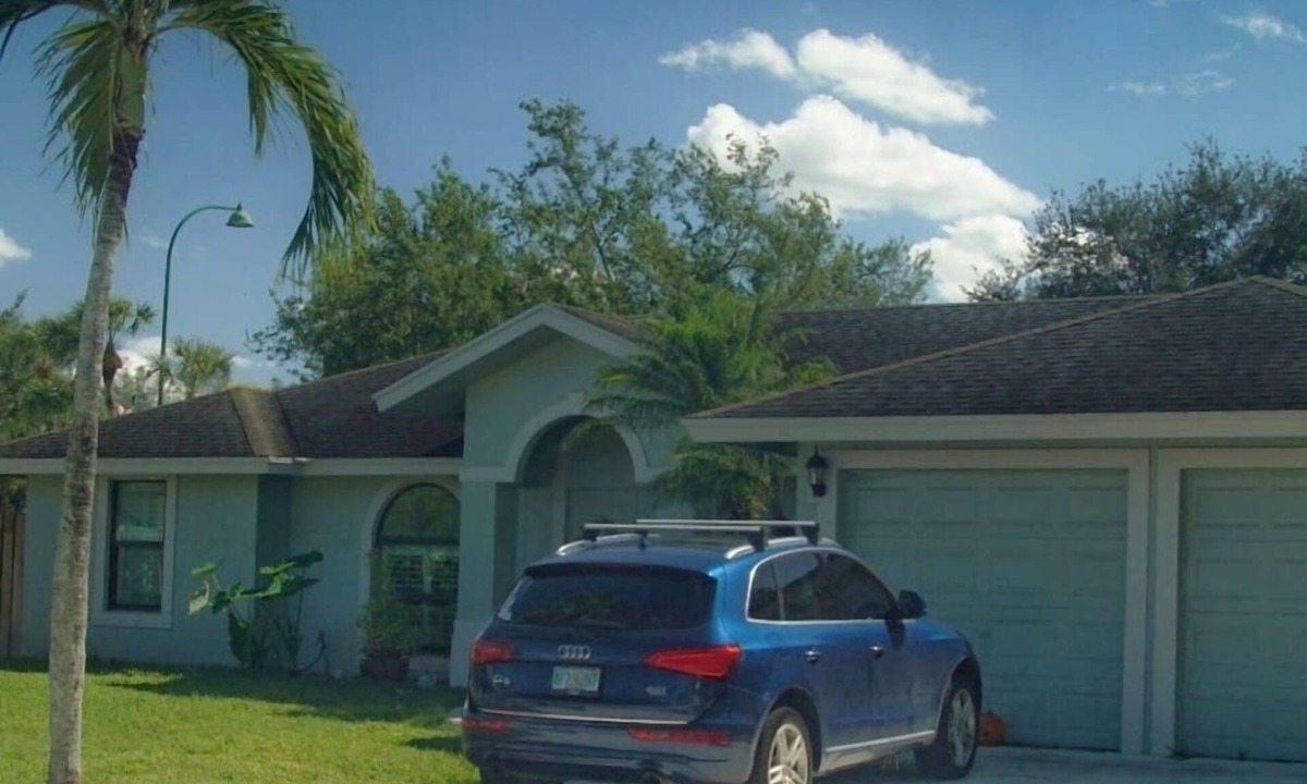 Royal Palm Beach House | Cozy room with dedicated bathroom in Royal Palm Beach