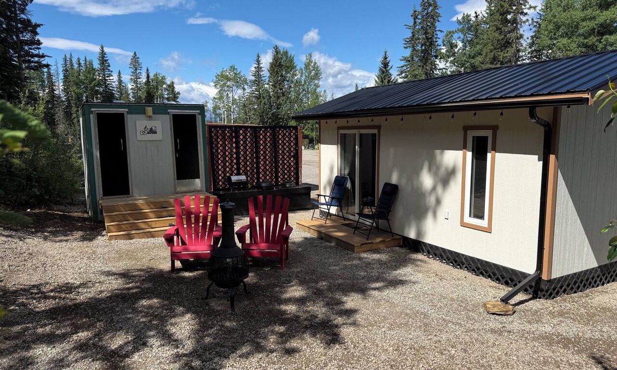 Hinton Cabin | Cozy single room bunk house style cabin with detached full washroom