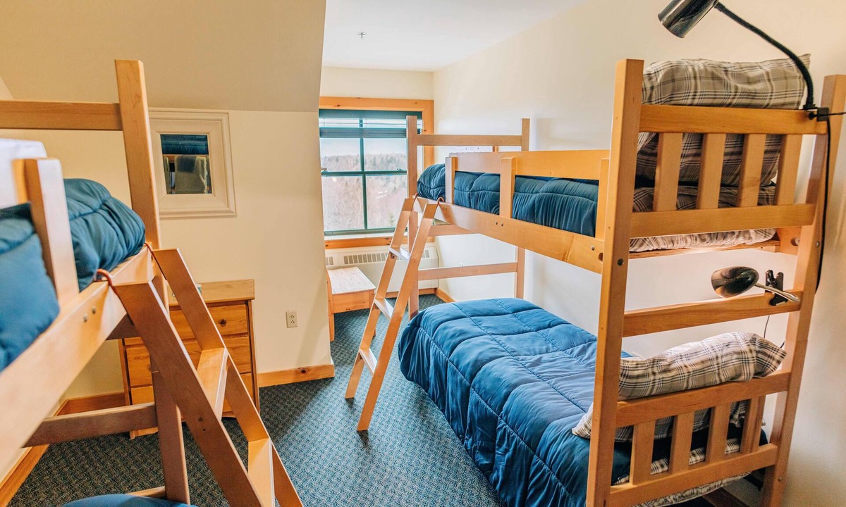 Carroll Condo | Crawford Notch, Free Hiker Breakfast, Gear Library, Hiker Shuttle, Shared Bath