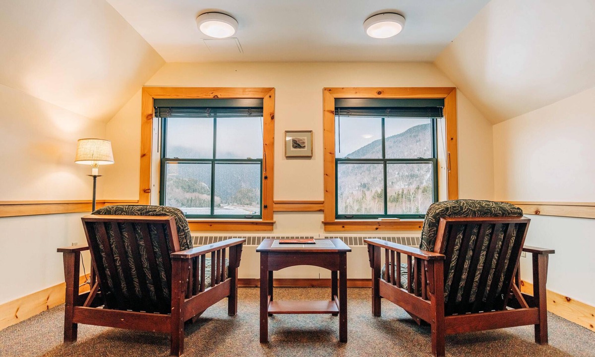 Carroll Condo | Crawford Notch Trailhead Comfort, Full Breakfast, ADA Non-Allergenic Room