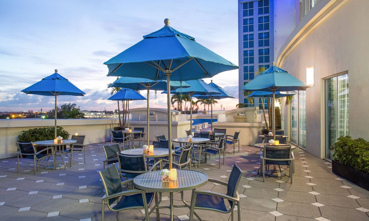 Poinciana Park Hotel | Crowne Plaza Hotel Fort Lauderdale Airport/Cruiseport by IHG