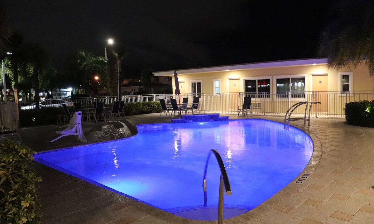 Hollywood Lakes Hotel | Curtis Inn & Suites