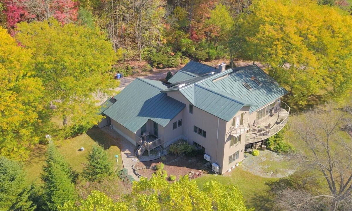 Shelburne House | Custom 3-bedroom contemporary home on 10 rural acres yet near all amenities