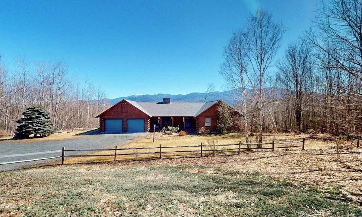 Easton House | Custom log home with enormous deck & stunning mountain views