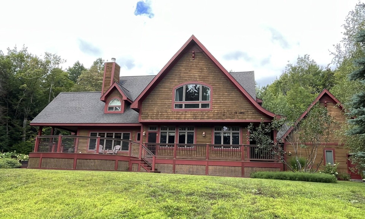 Ludlow House | Custom ski house less than 1 mile from Okemo Mtn.