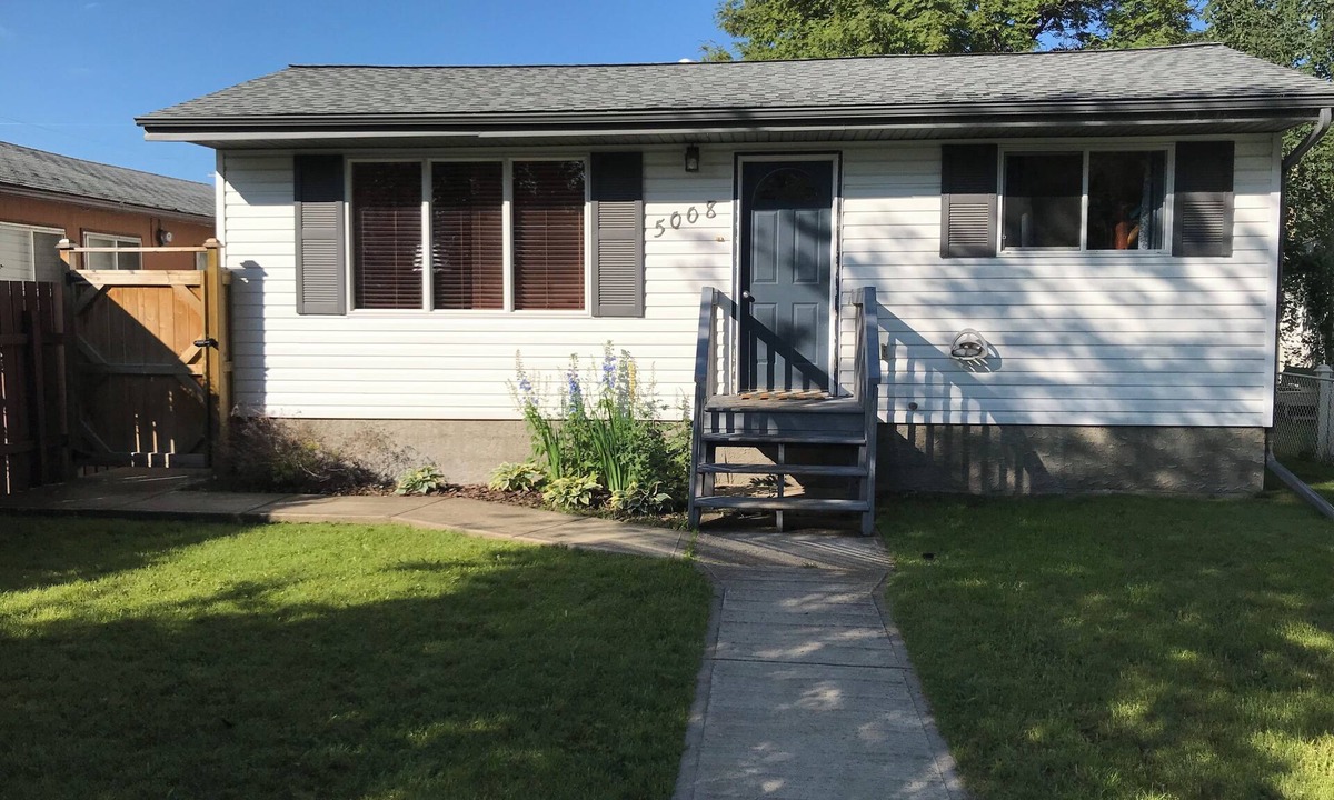 Sylvan Lake House | Cute Cabin Near the Beach