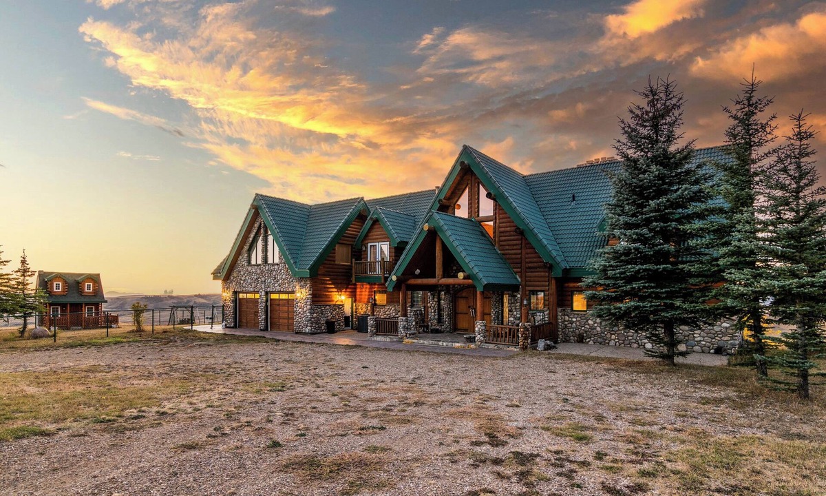 Alberta Cabin | Cypress Chalet at Elkwater - Experience Nature, Views and Adventure in Style
