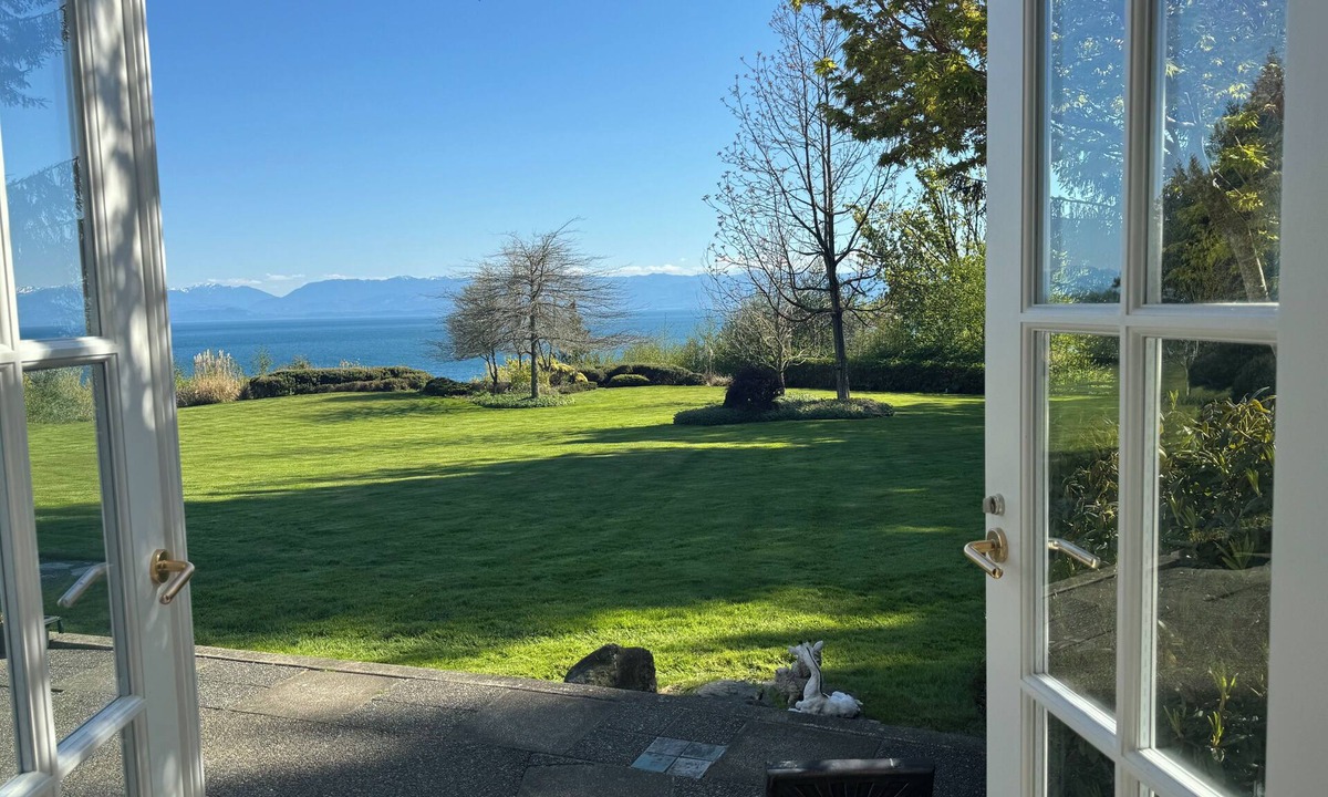 Juan de Fuca Electoral Area Bed & Breakfast | DAYDREAM SUITE Charming waterfront en suite with private hot tub.