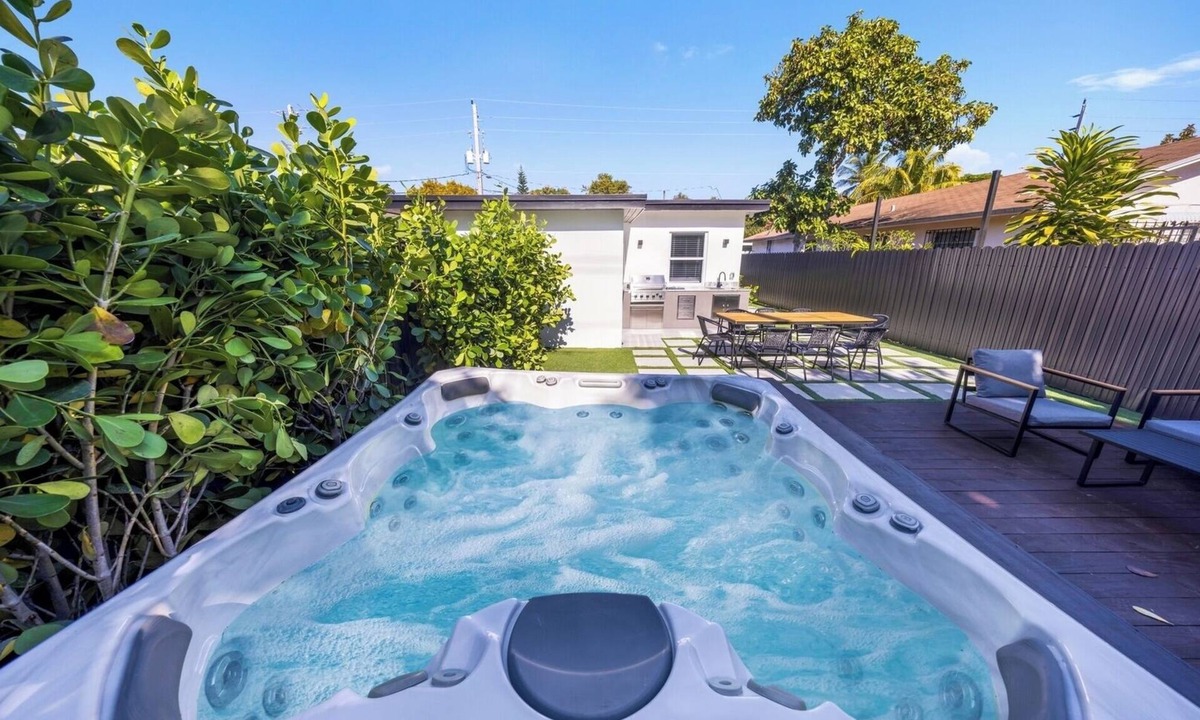 Seybold House | Design Dist Cozy New Home | BBQ and Private HotTub