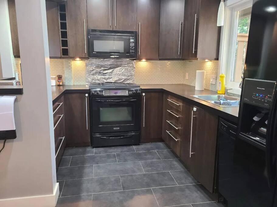 Victoria Apartment | Detached Private Quiet 2 Bedroom Suite