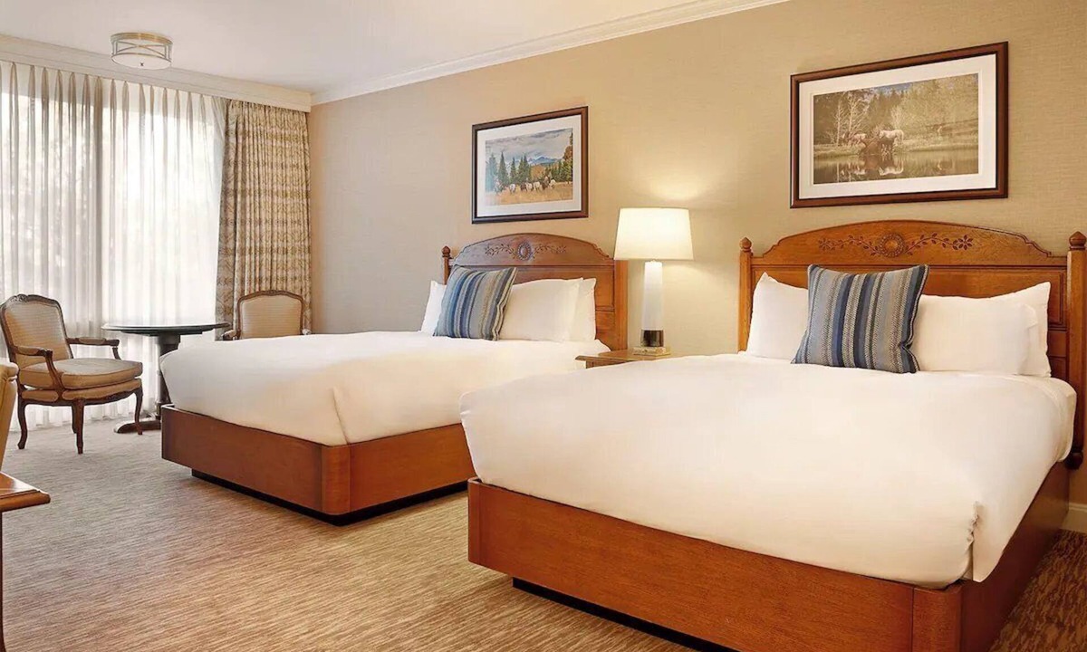 Cheyenne Hotel | Dlx 2 Queen | Little America | High Plains Oasis + Golf Moments | 2 Units
