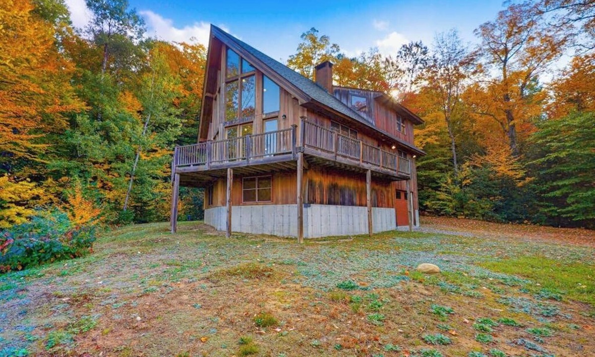 Jackson House | Dog-friendly home with Mt. Washington view, firepit, WiFi, & deck