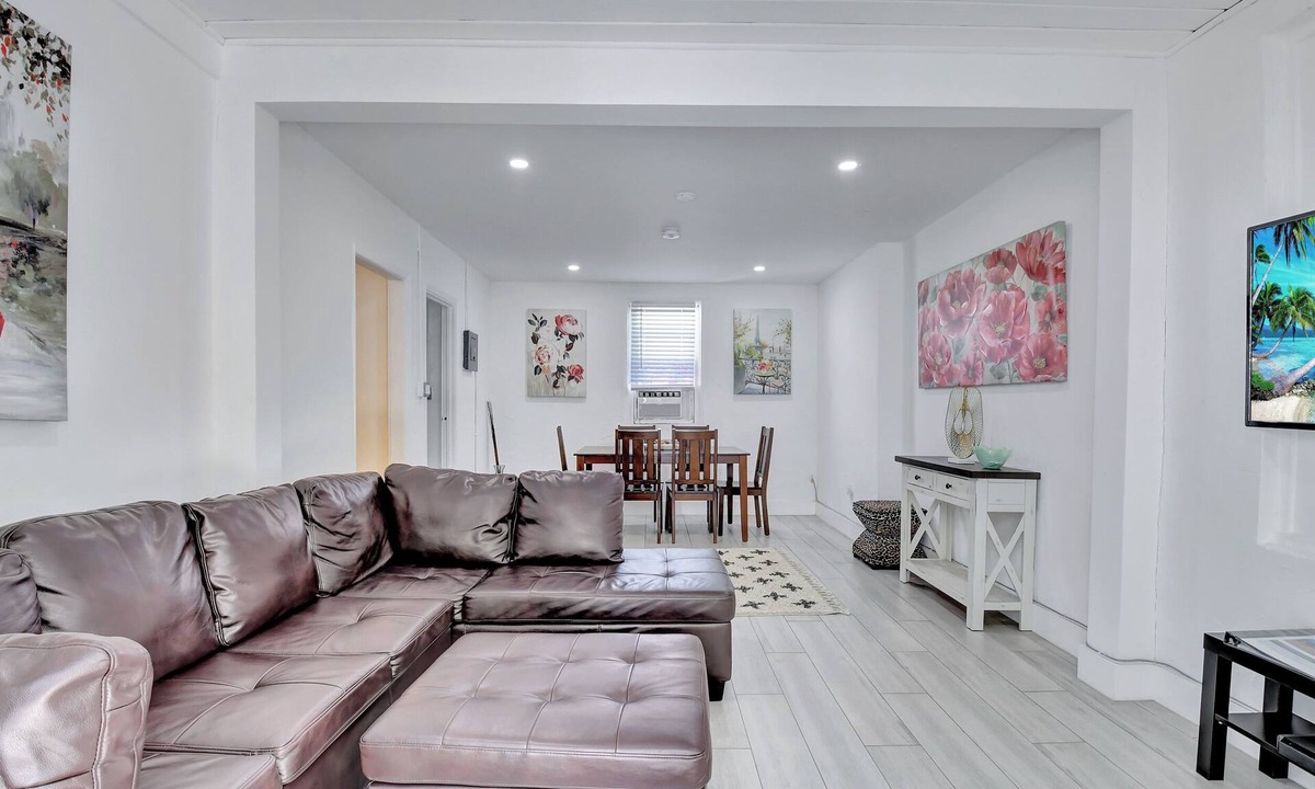Pineapple Grove Arts District Cottage | Down Town Delray, near Ave and beach, Free parking