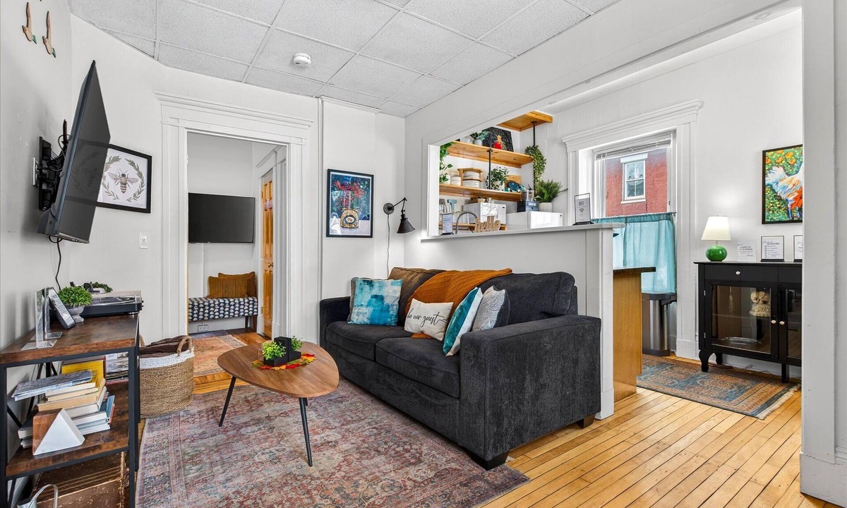 Old North End Apartment | Downtown 1BR - 5 min walk to Church St Dining and Shops - 1st Floor & Parking
