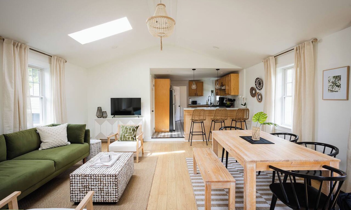 Williamstown House | Downtown Hideaway - Sleeps 8 - Perfect for Groups