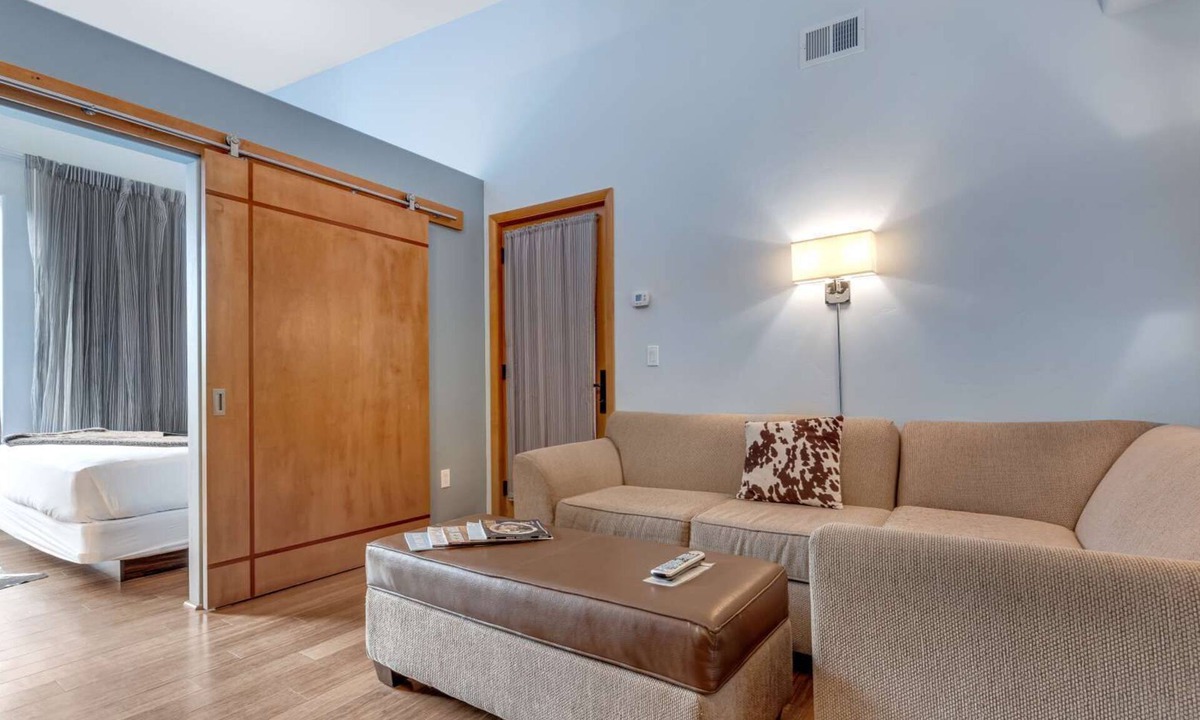 Jackson Hotel | Downtown Jackson - 1 Bedroom Miller Park Suite