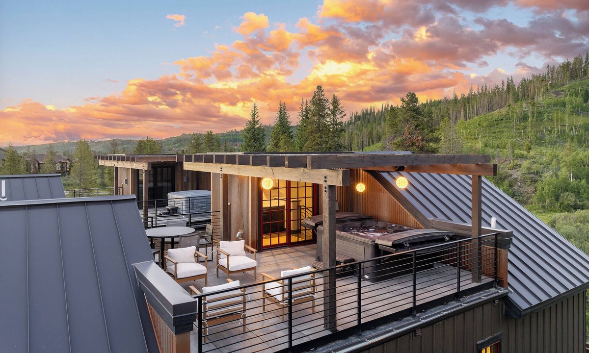 Winter Park House | Downtown WP River Front Villa 110 I Rooftop Lounge & Hot Tub I Great Views I Discounted Attractions