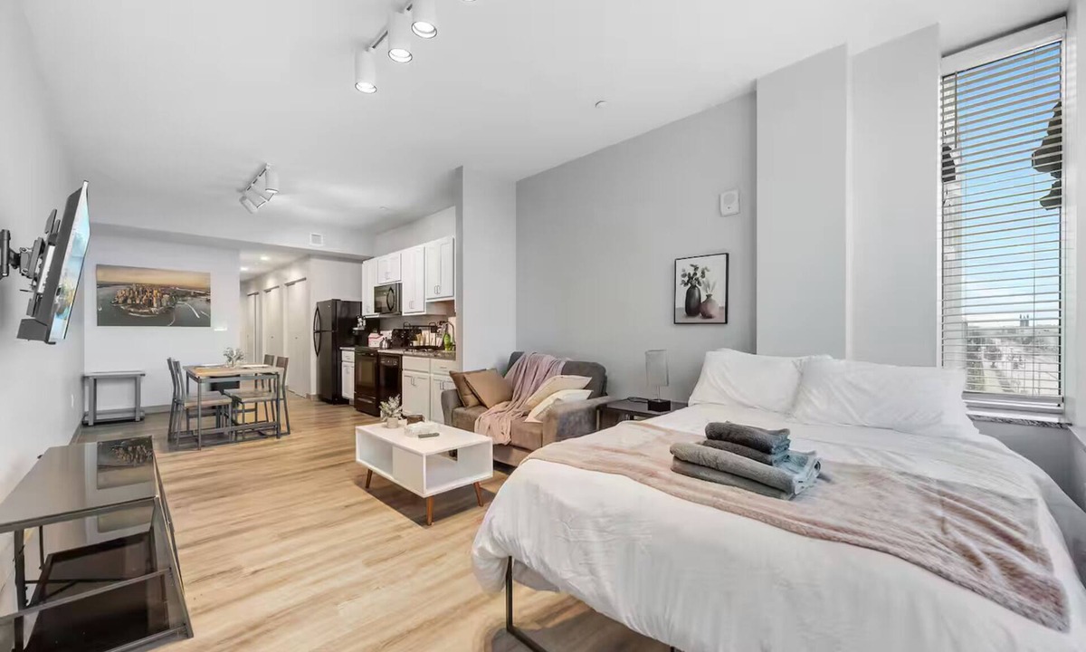 Cleveland Apartment | DT · Gym · Pet Friendly · 1 Bus to Clinic or CSU