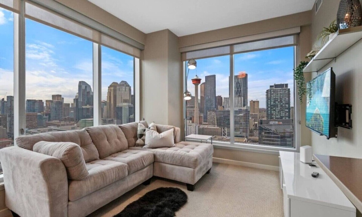 Victoria Park Apartment | DT Views | Walk to Saddledome| 2BR | UG Parking|AC