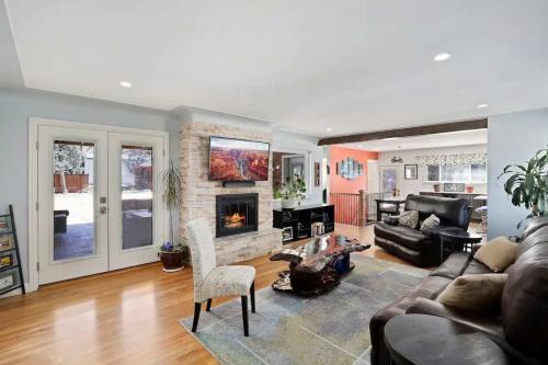 University Park House | DU Haven- Hot Tub Outdoor TV Lounge &3 Full Baths