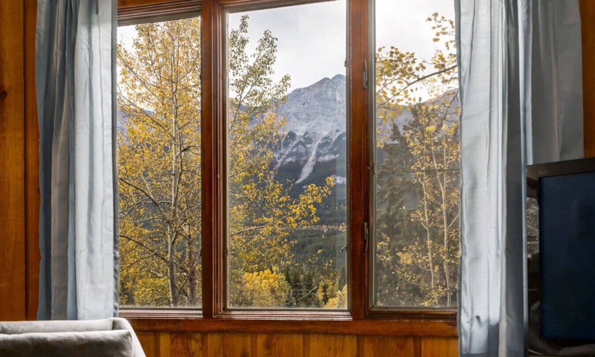 Harvie Heights Cabin | Eagles Nest Chalet w/Private Deck Near Banff