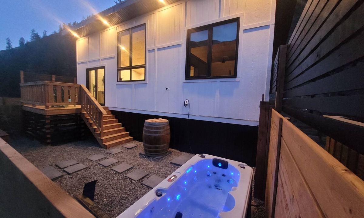 Okanagan-Similkameen House | Eagles Nest Retreat. Hot Tub + Sauna + Cold Plunge + Nature Views