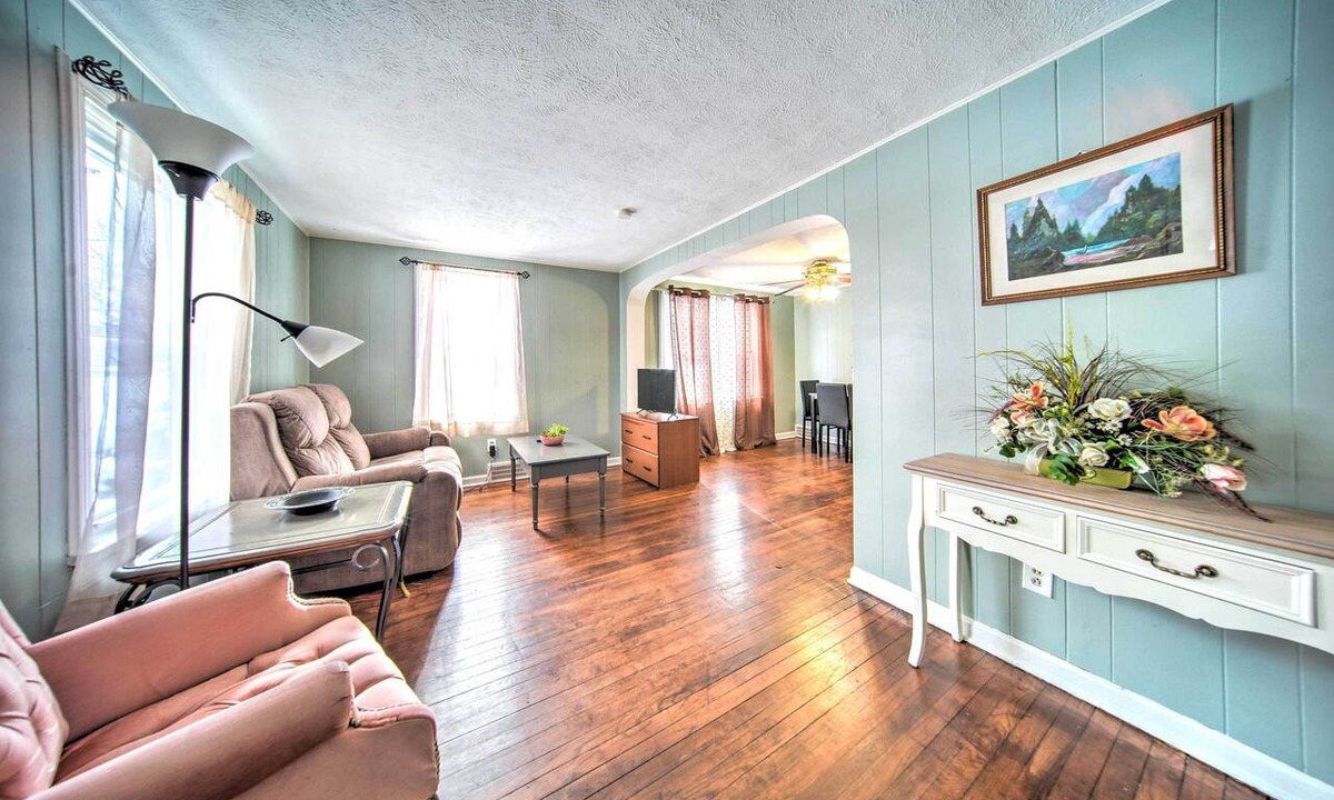 Eastlake Apartment | Eastlake Home w/Patio < 1 Mi to Lake Erie!