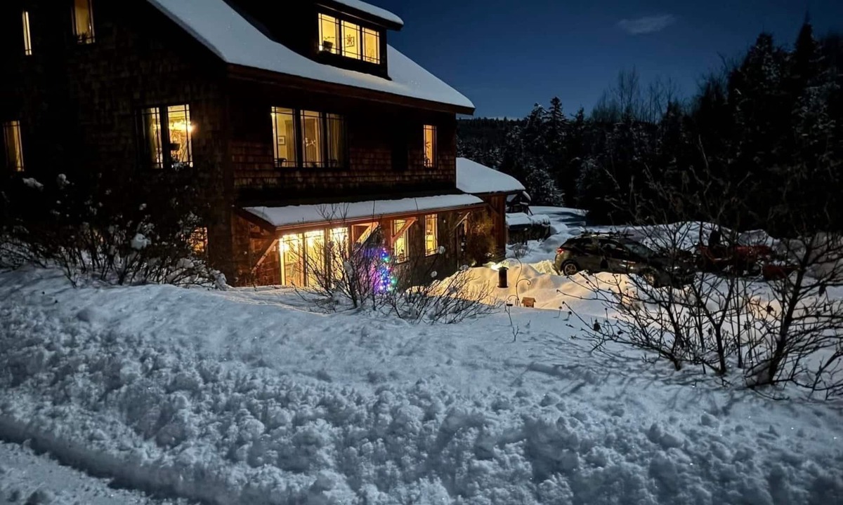Sandwich House | Eco-friendly mountain home- off grid, but online!