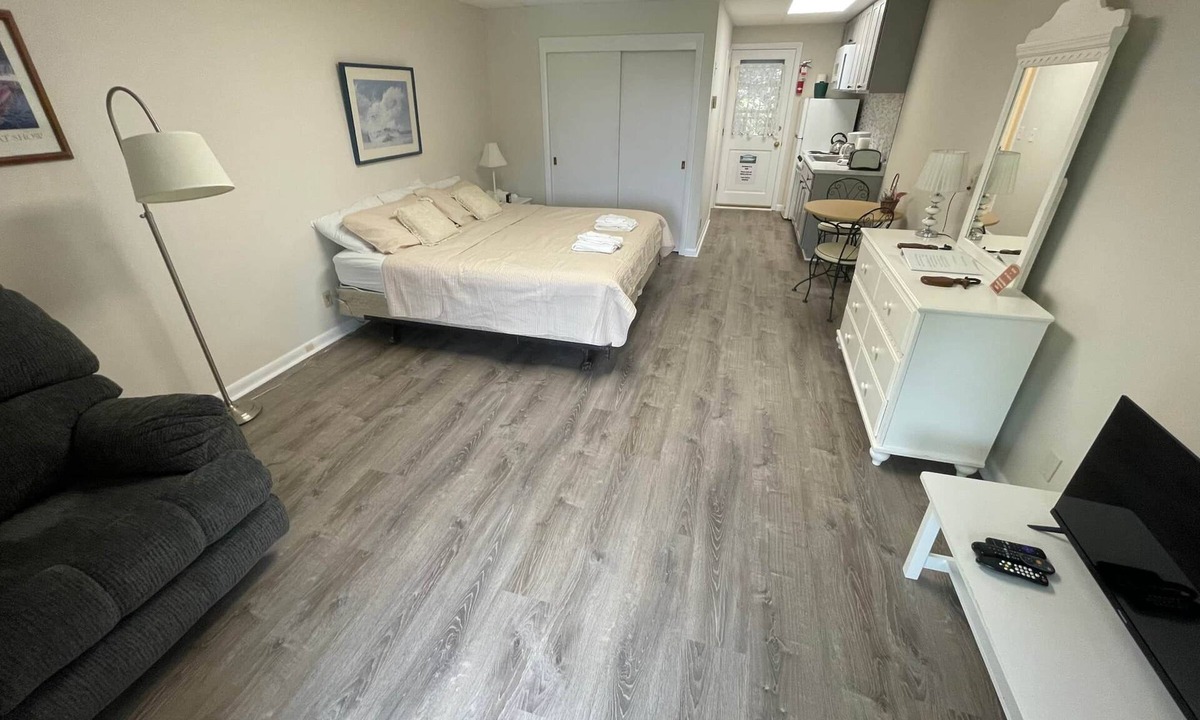 Wolfeboro Apartment | Efficiency 7-Piping Rock Resort
