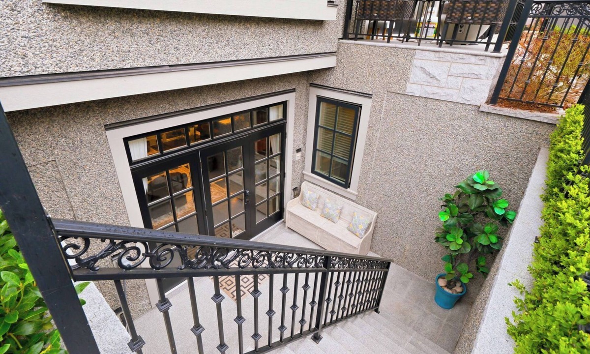 Dunbar Apartment | Elegant 3 Bedrooms 2 Bathroom Retreat in Vancouver’s West Side