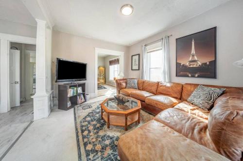 Akron House | Elegant and Expansive Paris themed 5 b, 2 b