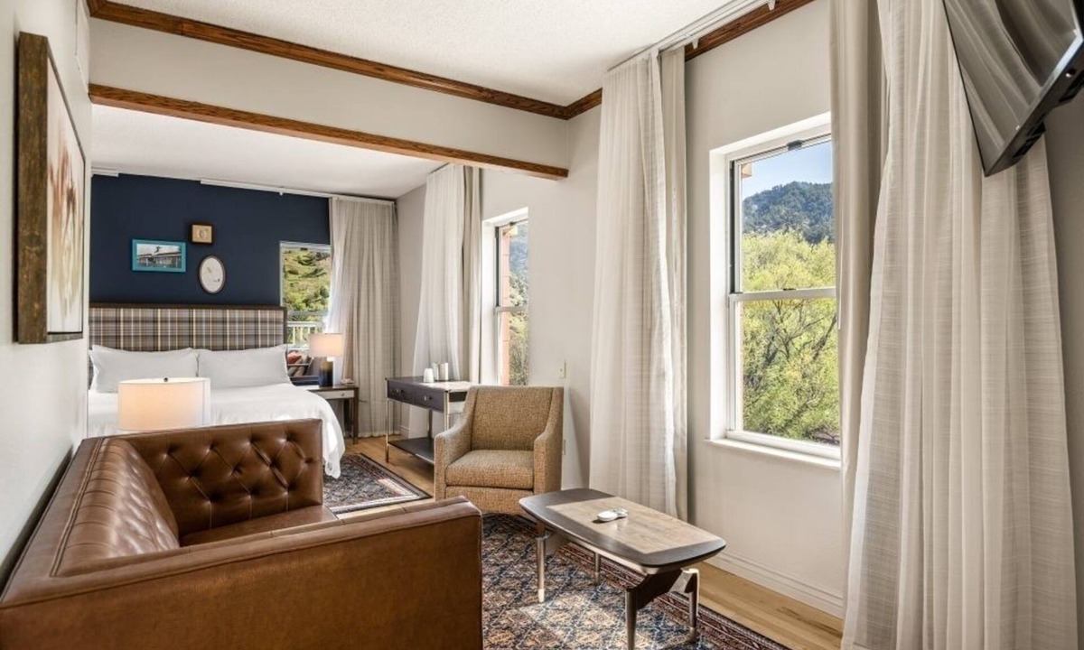 Glenwood Springs Hotel | Elegant Downtown Suites Steps From Anderson Attractions