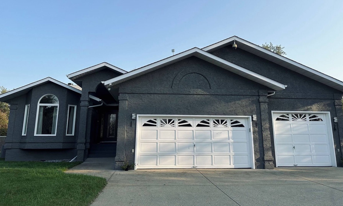 Division No. 11 House | Empty Nest Acreage Living Close to Edmonton