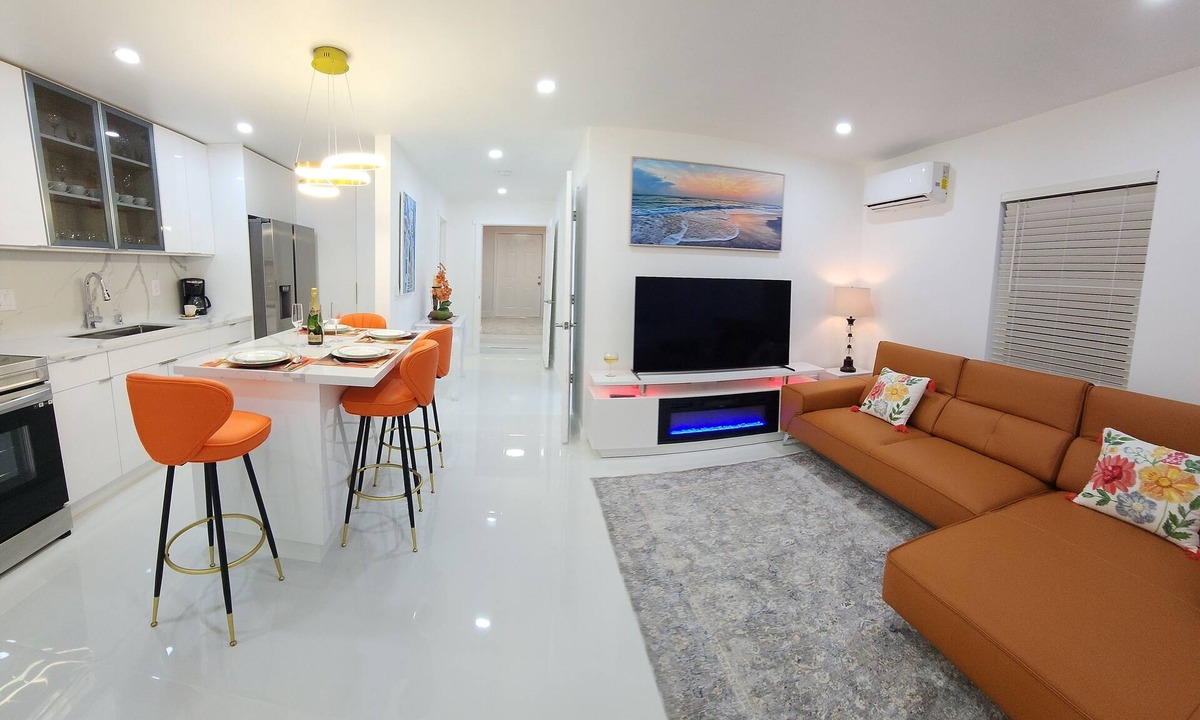 Edgewood House | Enjoy a stylish experience at this centrally-located place.