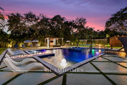 Golden Glades Villa | Epic Treehouse Villa - Pool - Jacuzzi - Pickleball