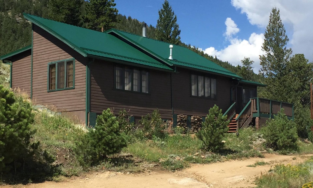 Estes Park Cottage | Estes Park Pinecone Cottage: with 1.8 Acres and Spectacular Mountain Views