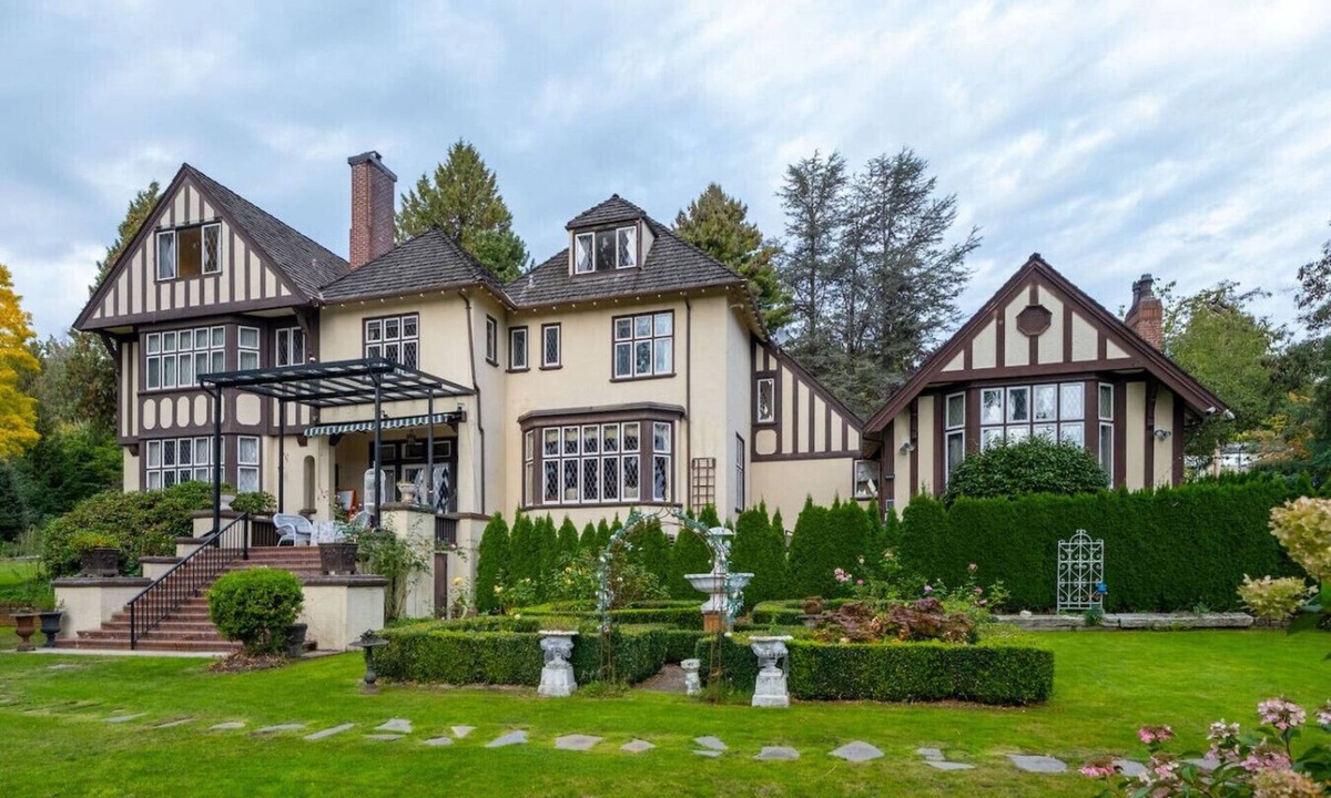 Kerrisdale House | Exclusive 6-Bed Manor with Amazing Garden View