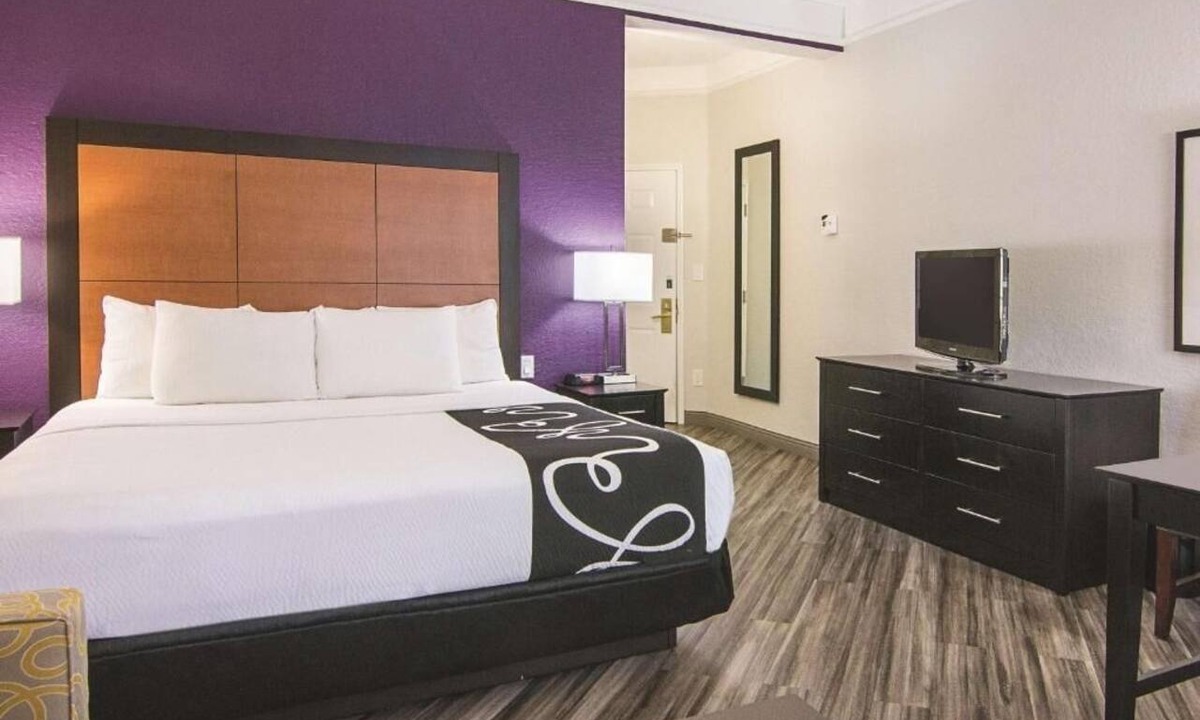 Airport North Hotel | Executive King | La Quinta Orlando | Free Breakfast | Shuttle to Airport