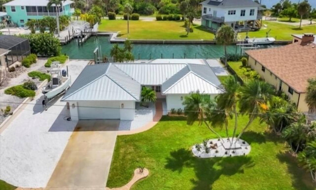 Grove City House | Experience waterfront vacation living