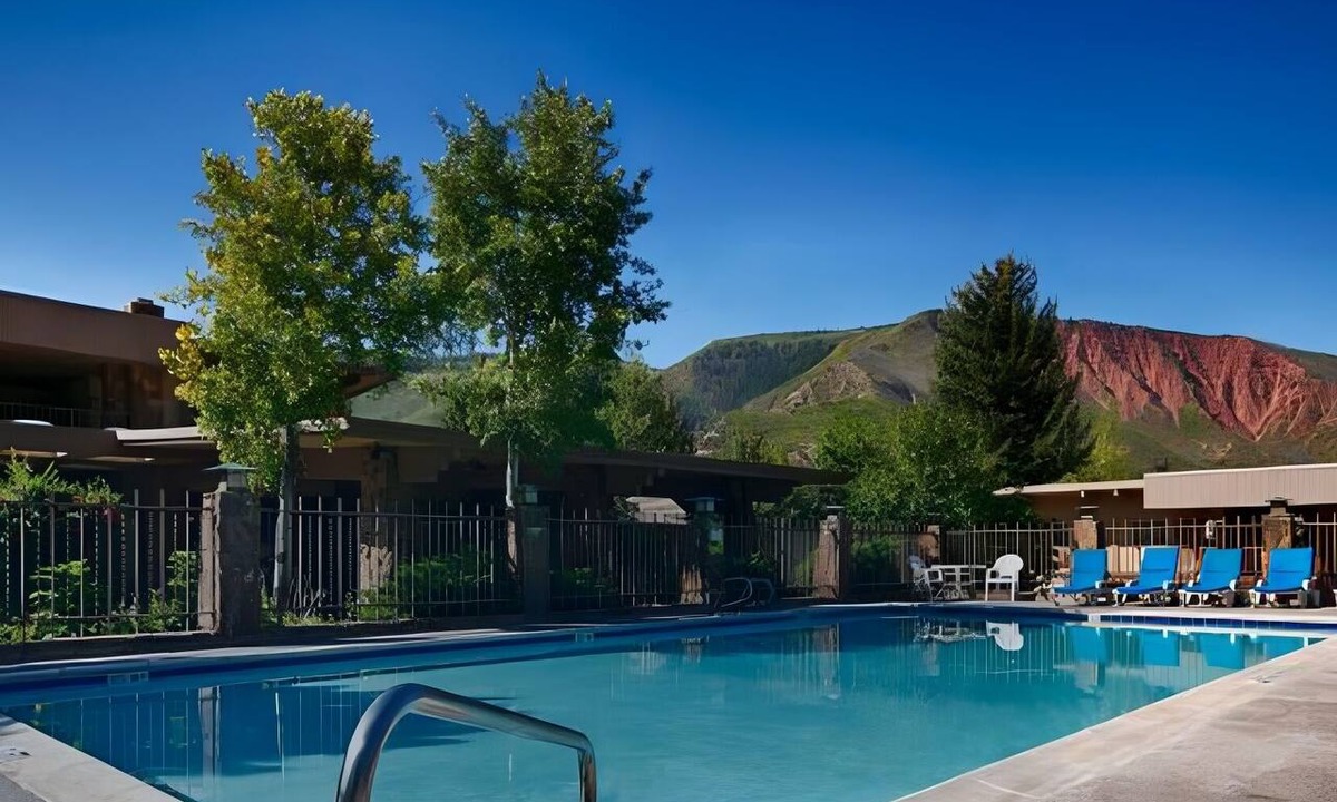 Glenwood Springs Hotel | Explore Glenwood Springs | Modern Family Stay | Heated Pool | Free Breakfast