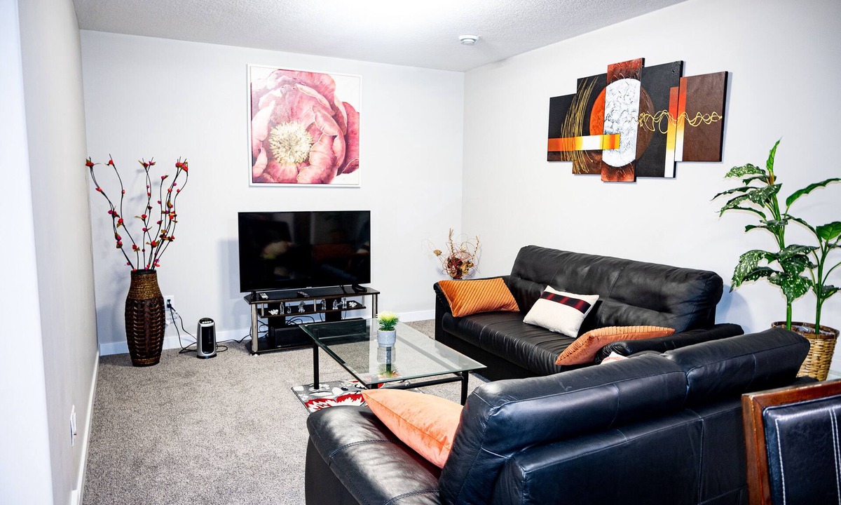 Airdrie House | Exquisite & Cozy La'Posh Suite w/WiFi, Workspace, Storage