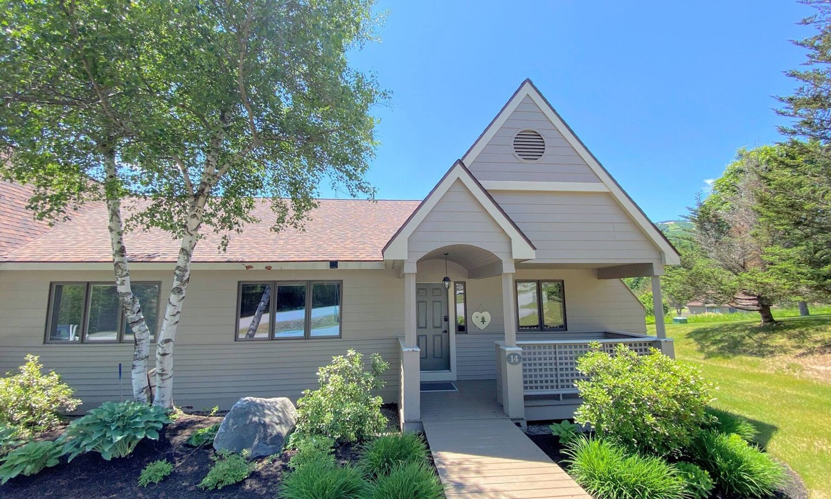 Carroll Condo | F14 Bretton Woods Condo along golf course, short walk from Omni Mount Washington Hotel!