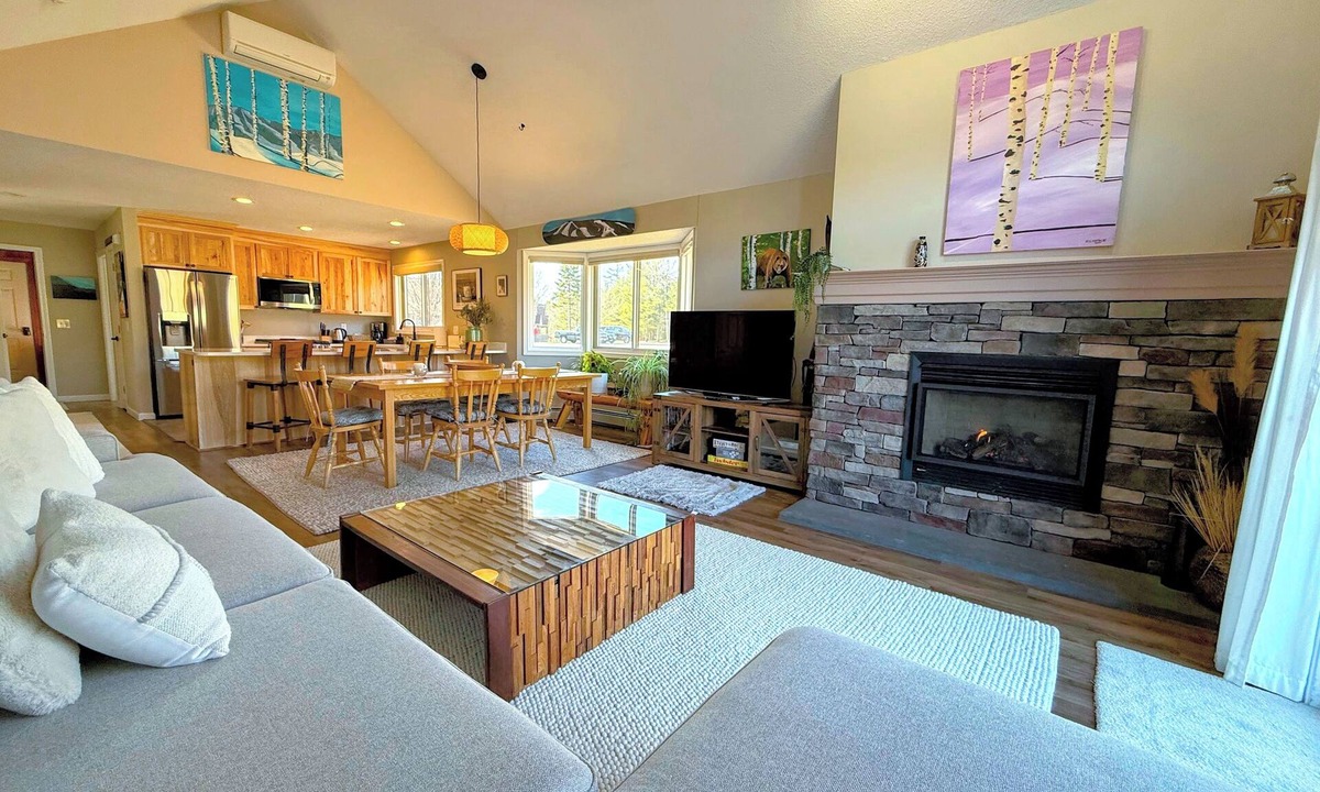 Carroll House | F21 Renovated single level home, open concept, new kitchen, mountain views, large lawn, AC!