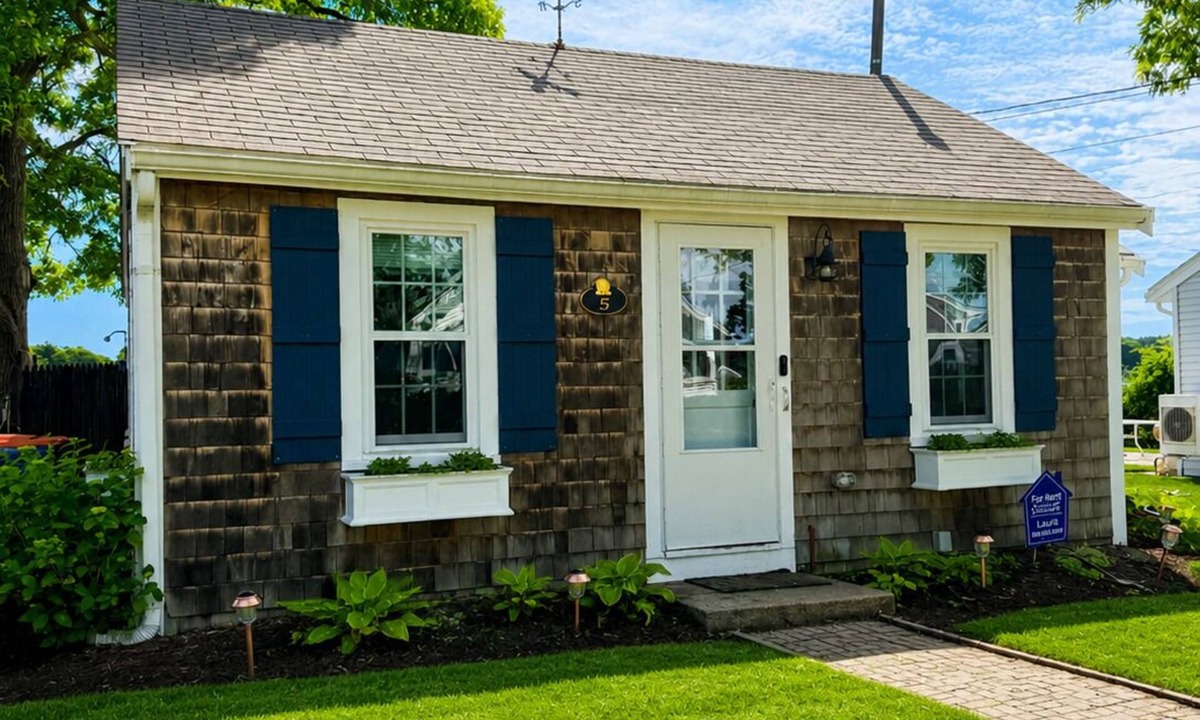Wareham Center Cottage | Fabulous 2-bedroom Waterfront Cottage in Hamilton Beach, the perfect getaway