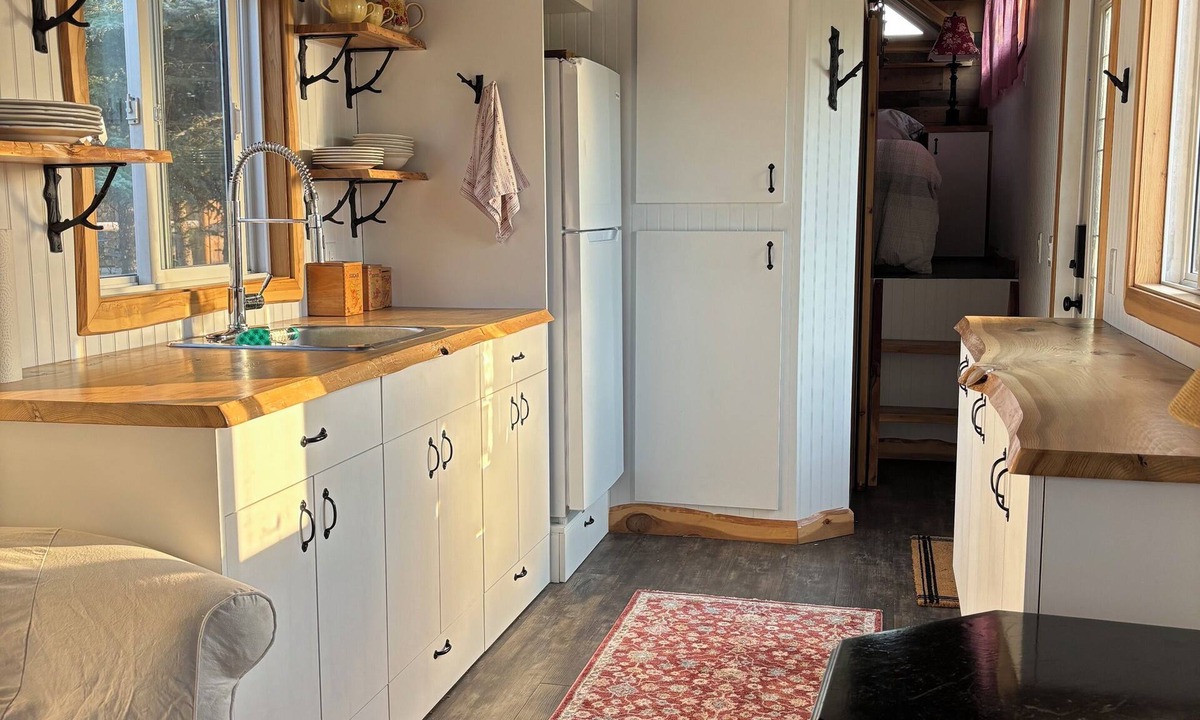 Armstrong Cabin | Fabulous Tiny House with a cottage feel in a farm setting, 3min from Armstrong.