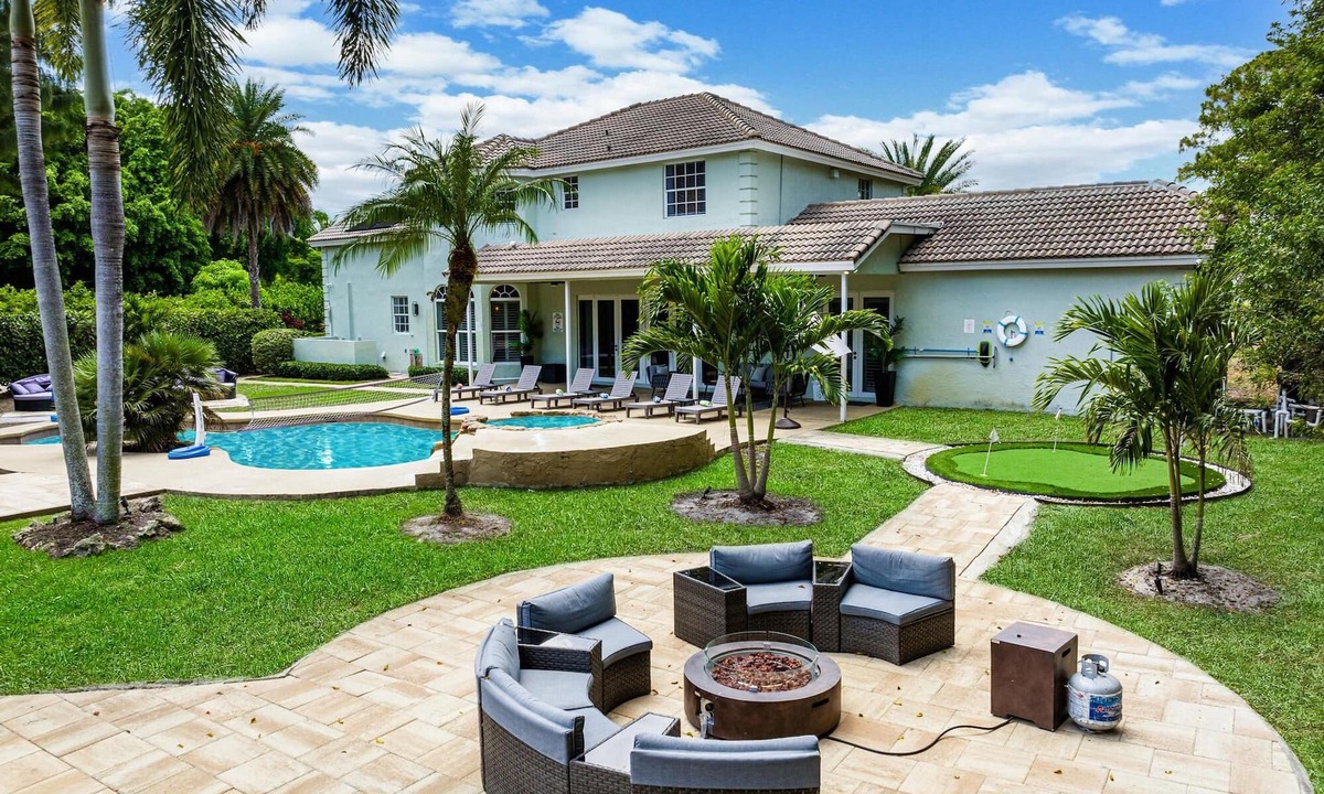 Hillsboro Pines Villa | Family estate w/private pool & basketball court