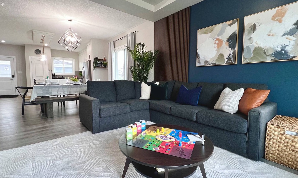 Leduc House | Family-Friendly 3BR | Full Kitchen | Laundry | Sleeps 9 | Near YEG Airport
