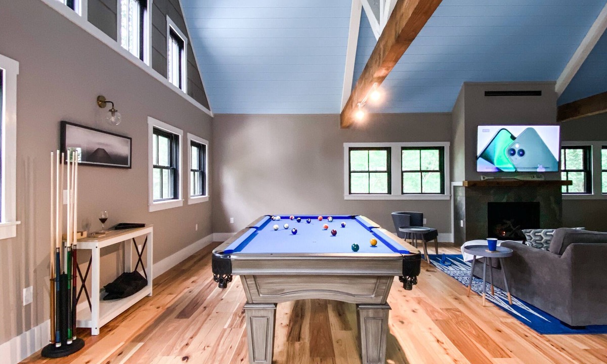 Bridgewater House | Family Friendly Newfound Lake Home, Sleeps 10, Pool Table, Kayaks & Paddleboards