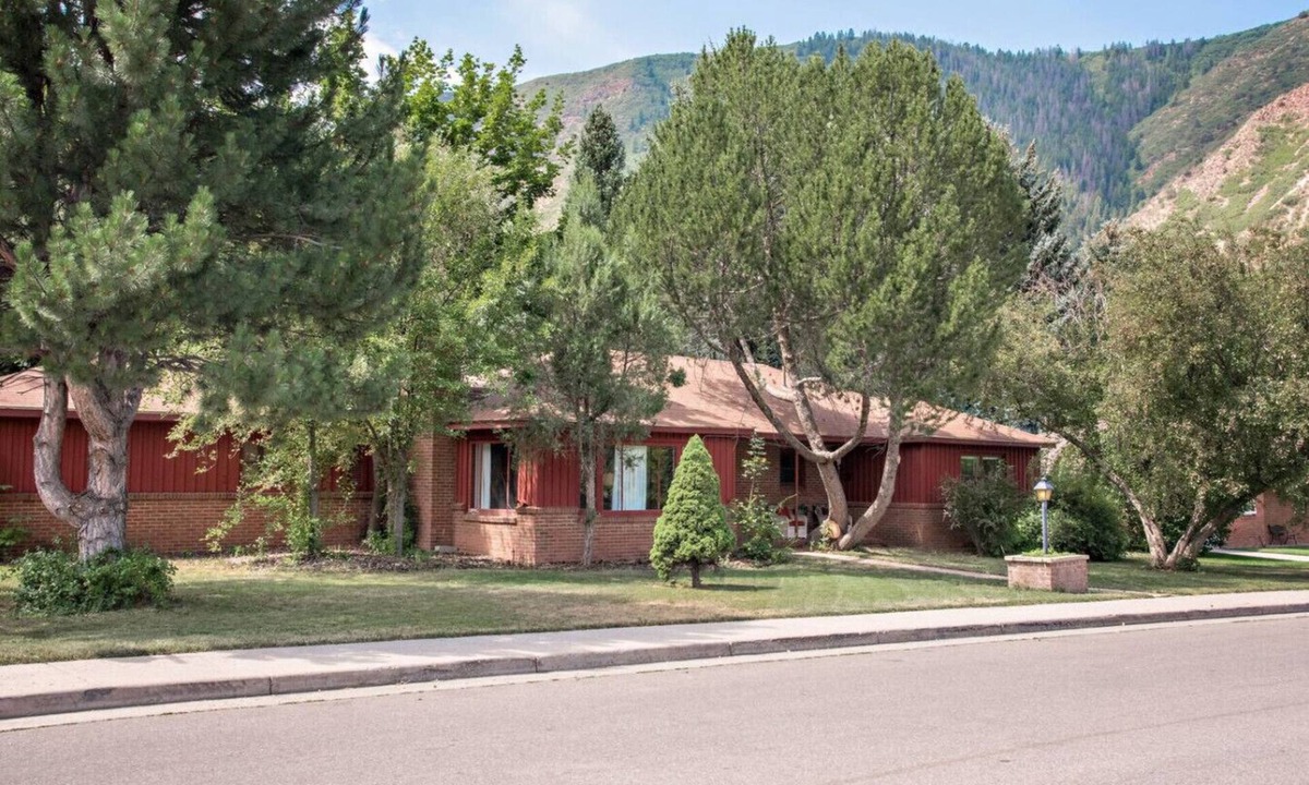 Glenwood Springs House | Family Home w Grill & Yard, Near Town,Dog Friendly